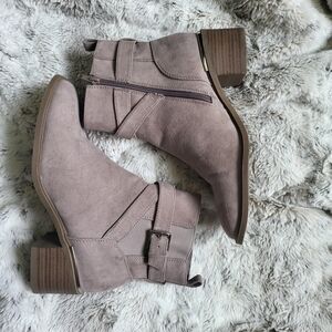 Liz Claiborne Light Brown Suede Like Ankle Boots in Taupe 8.5